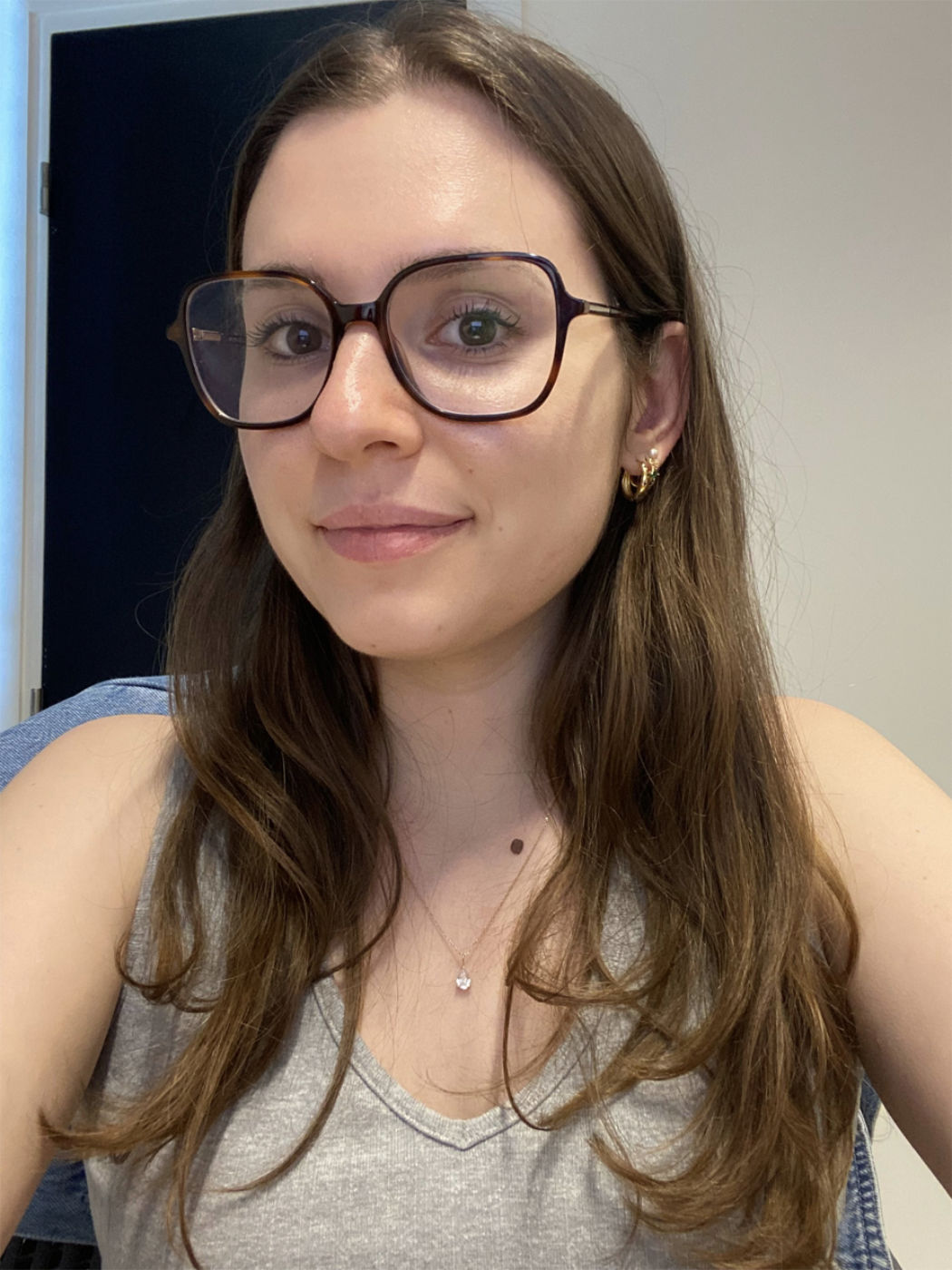 Portrait de la naturopathe Margaux Bouillet portant des lunettes